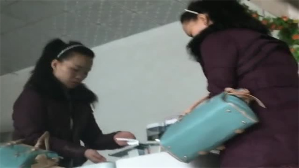 偷窥女厕极品素人 湿身诱惑骚穴全记录