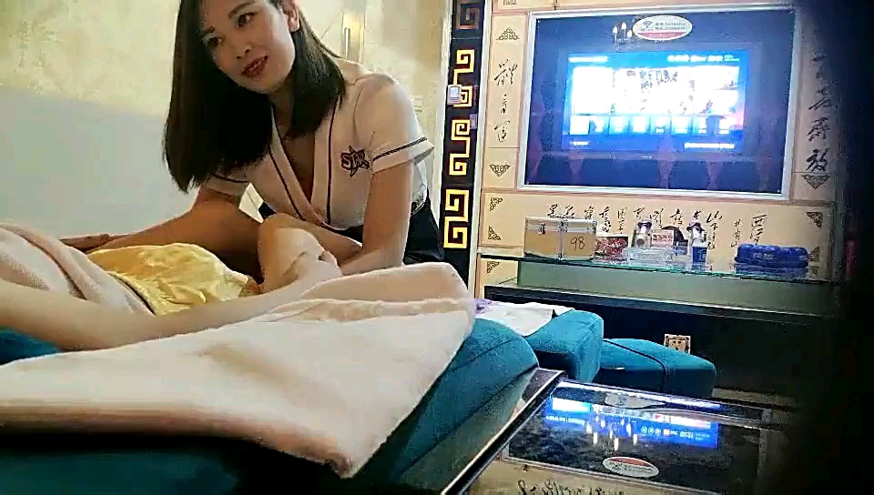 按摩房勾引巨乳技师，骚穴湿透后入狂干到内射灌满